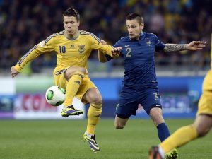 Konoplyanka battles with Arsenal defender Mathieu Debuchy whilst on duty for the Ukrainian national team